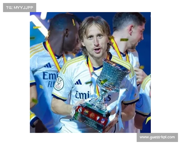 莫德里奇替补席凝视奖杯，老将最后一季充满温情